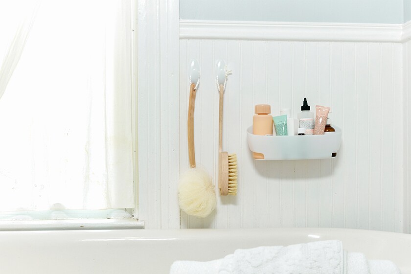 Organizzazione di ganci da bagno e carrelli con le soluzioni Command™
